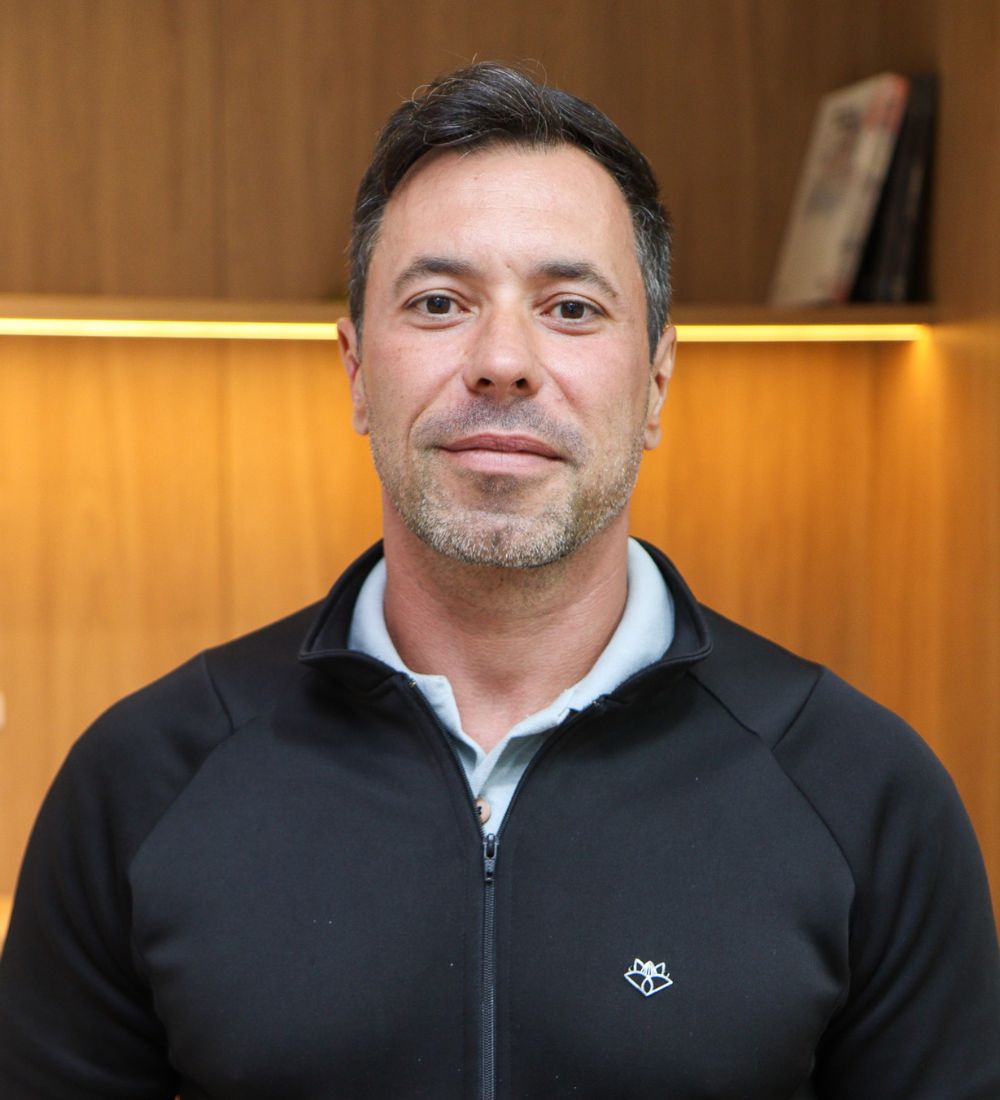 Dr. Michel de Carvalho, implantodontista, retrato profissional em consultório odontológico