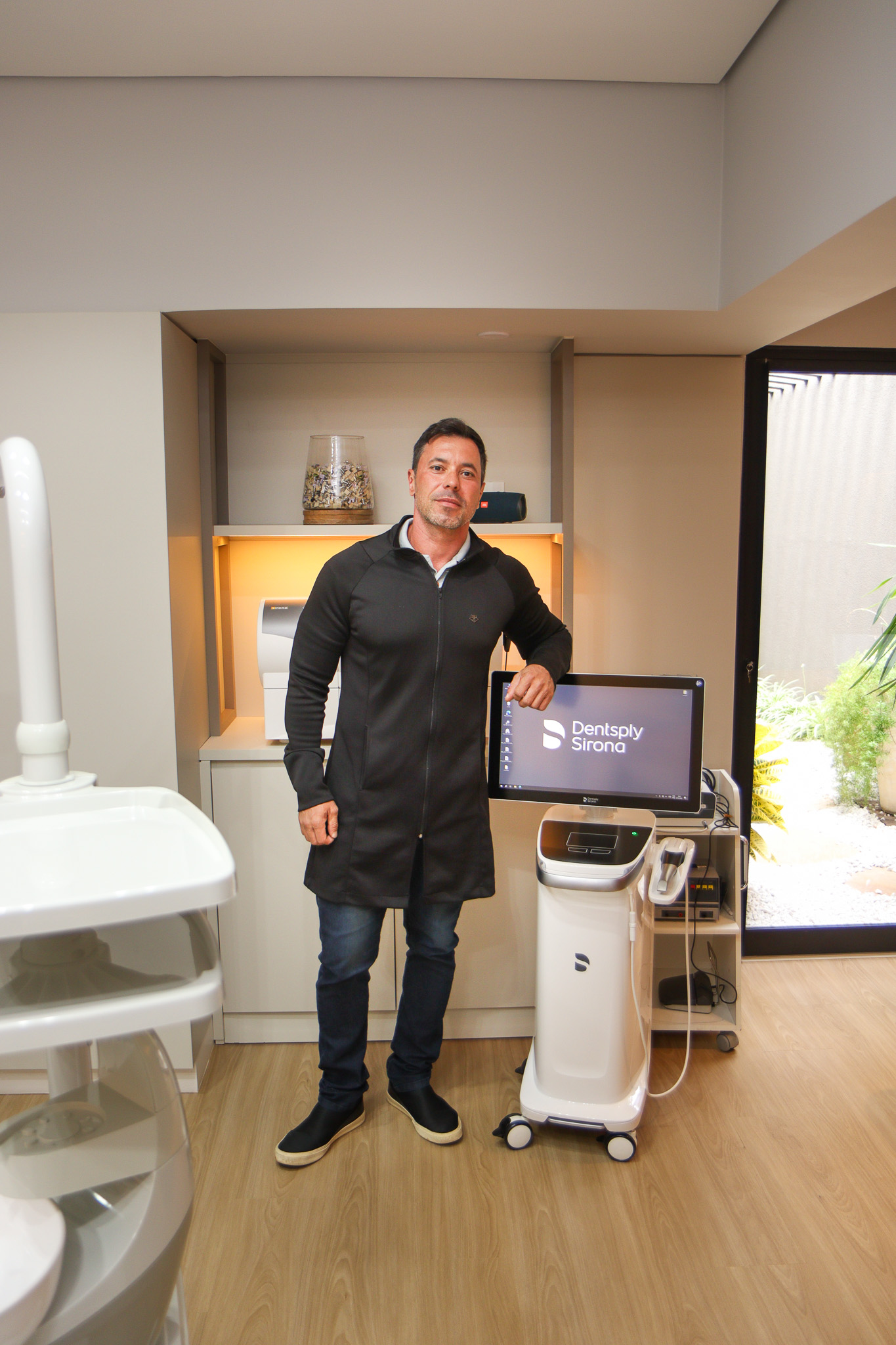 Dr. Michel de Carvalho, implantodontista da Perfecta Odontologia em Campinas, ao lado do scanner intraoral