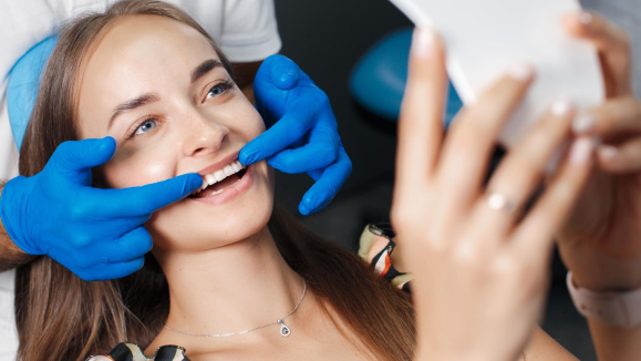 Close-up de sorriso radiante após clareamento dentário, dentes brancos impecáveis, lábios saudáveis, fundo neutro suave bege, iluminação difusa profissional, fotografia odontológica de alta qualidade, foco nítido nos dentes, paleta clean e luminosa, composição horizontal centralizada