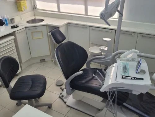 Consultório odontológico moderno do Dr. Ciro Capitani em Santos, iluminação clara e equipamentos de ponta